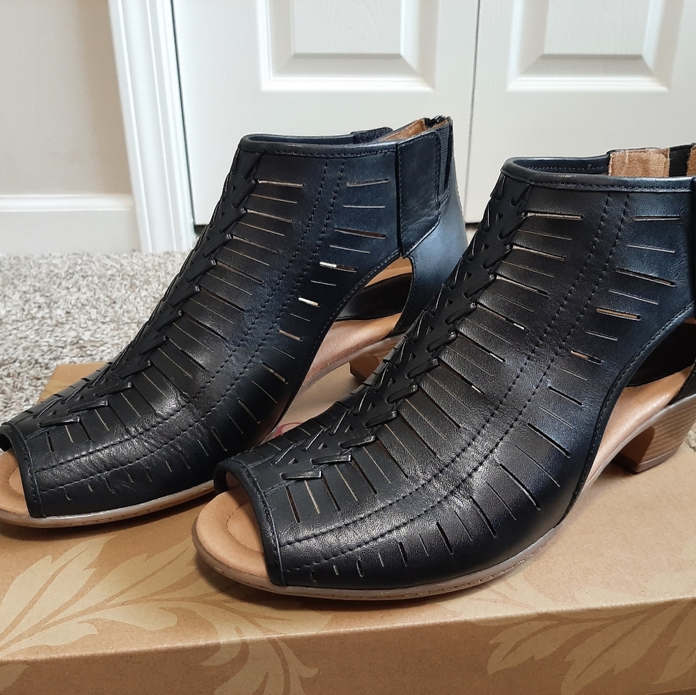 Earth Black Leather Sandals Sz 11
